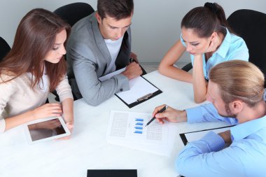 onların proje üzerinde birlikte çalışma office iş takım