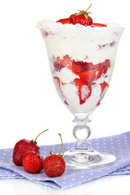 doğal yoğurt üzerine beyaz izole taze çilek ile