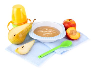 lezzetli bebek meyve püresi ve üzerinde beyaz izole biberon