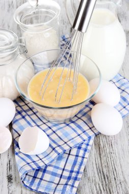 malzemeler hamur üzerinde ahşap masa yakın çekim için