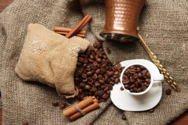 kahve fincanı ve çuval bezi zemin üzerine metal turk