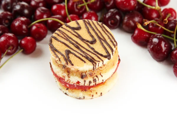 맛 있는 비스킷 케이크와 딸기 흰색 절연 — 스톡 사진
