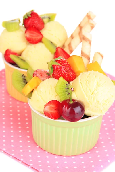 Delicioso sorvete com frutas e bagas na tigela de perto — Fotografia de Stock