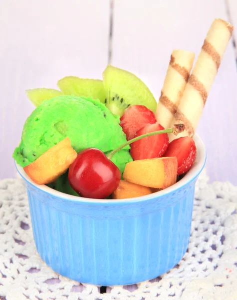 与水果和浆果在木桌上的碗中美味的冰淇淋 — 图库照片