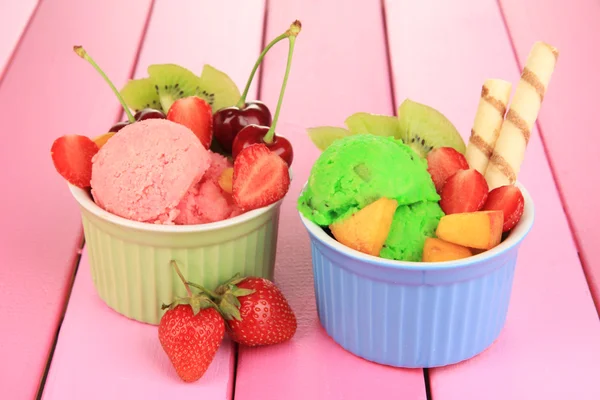 God glass med frukter och bär i skål på träbord — Stockfoto