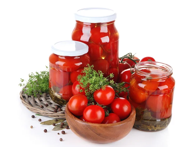 Sabrosos tomates enlatados y frescos, aislados en blanco —  Fotos de Stock