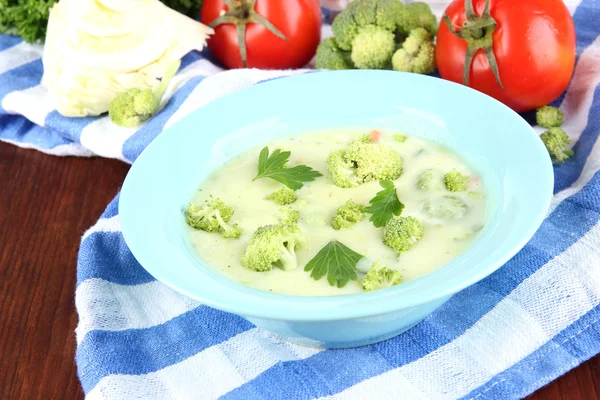 Kohlsuppe in Tellern auf Serviette auf Holztisch — Stockfoto