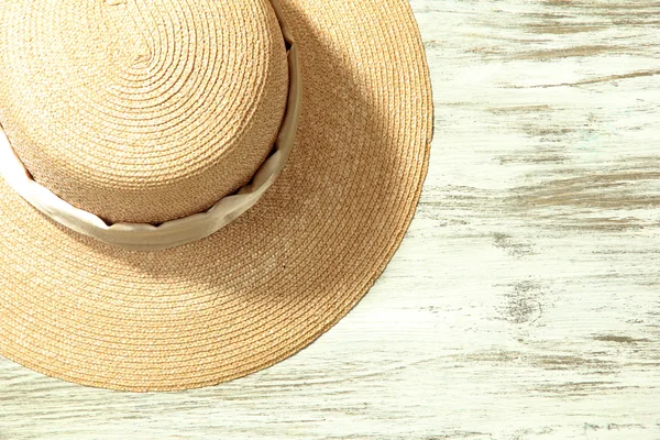 Beau chapeau d'été sur fond en bois — Photo