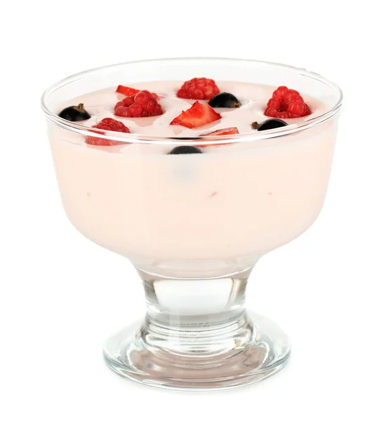 Delizioso yogurt con frutta isolata su bianco — Foto Stock