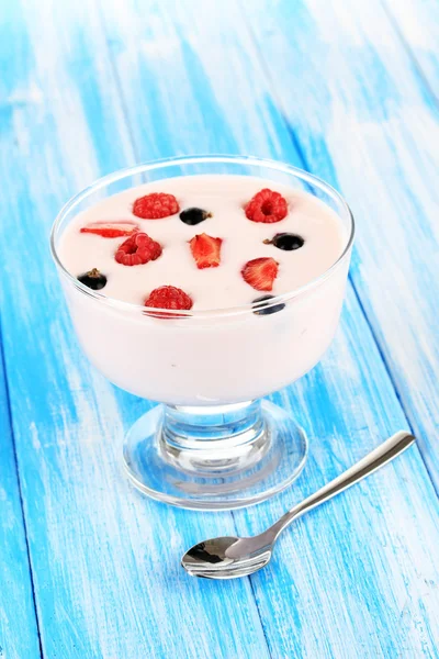 Finom joghurt gyümölccsel a táblázat közelről — Stock Fotó