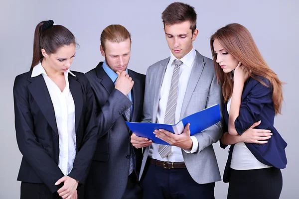 Zakelijke team op grijze achtergrond — Stockfoto