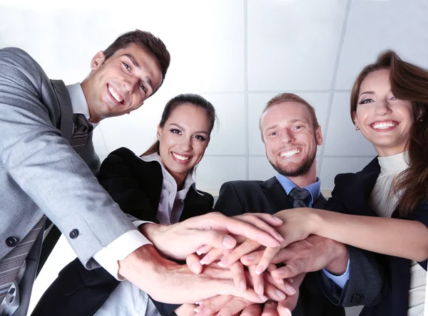 Geschäftsteam arbeitet im Büro eng zusammen — Stockfoto