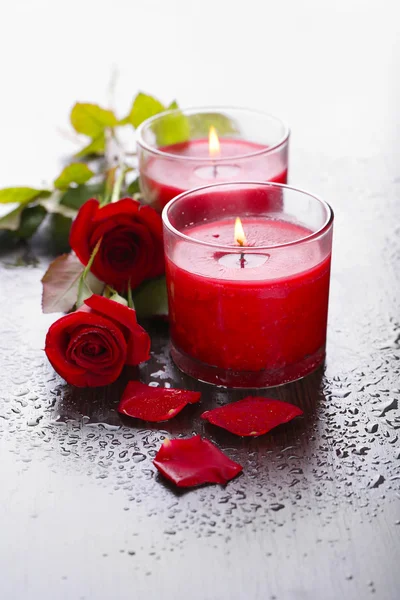 Hermosas velas rojas románticas con flores, de cerca —  Fotos de Stock