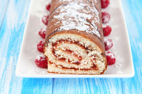 Dulce rollo en el plato en primer plano de la mesa —  Fotos de Stock