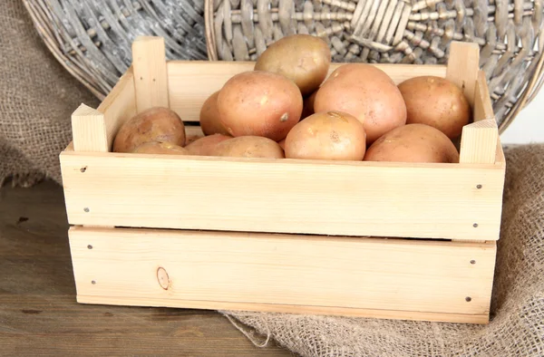 Batata na mesa de madeira — Fotografia de Stock