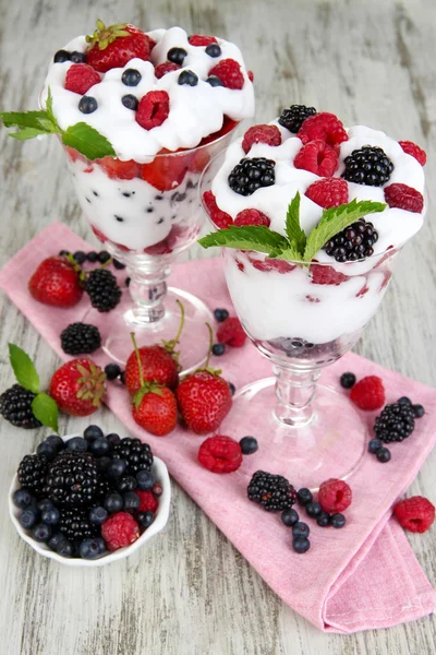 Yogur natural con bayas frescas sobre fondo de madera —  Fotos de Stock