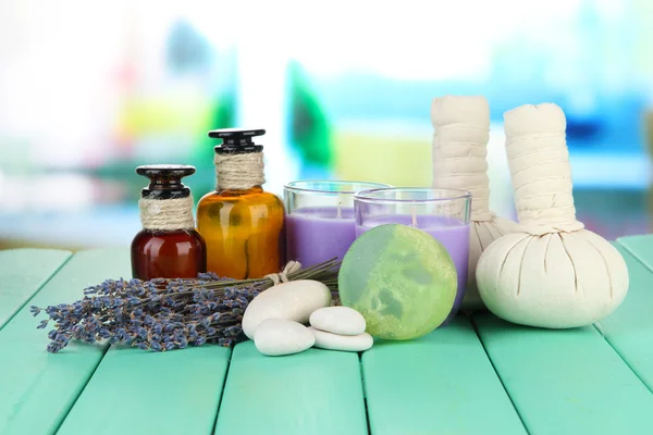 Bodegón con vela de lavanda, jabón, bolas de masaje, jabón y lavanda fresca, sobre fondo brillante — Foto de Stock