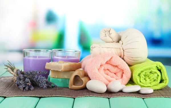 Bodegón con vela de lavanda, jabón, bolas de masaje, jabón y lavanda fresca, sobre fondo brillante —  Fotos de Stock