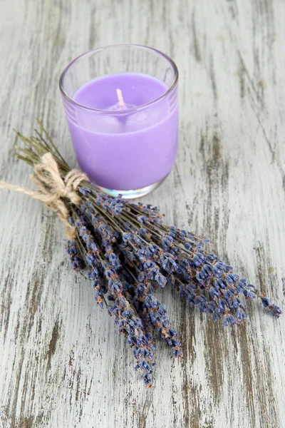 Lavendel ljus med färsk lavendel, på trä bakgrund — Stockfoto
