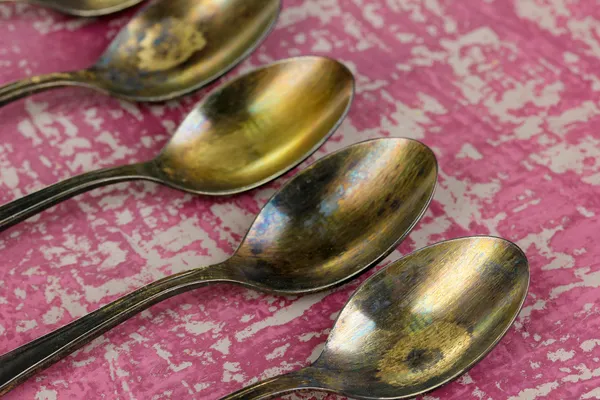 Vintage-Metalllöffel auf Holztisch in Großaufnahme — Stockfoto