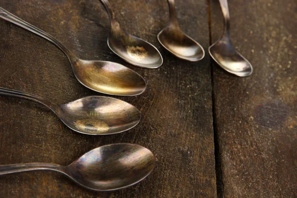 Vintage metalen lepels op houten tafel close-up — Stockfoto