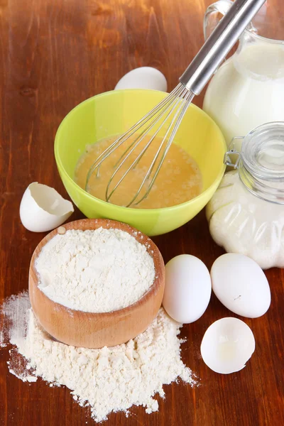 Ingredients for dough on wooden table close-up — Stock Photo, Image