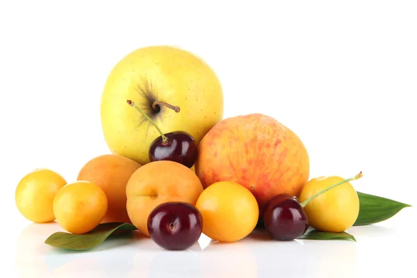 Frutas de verano brillantes aisladas en blanco —  Fotos de Stock