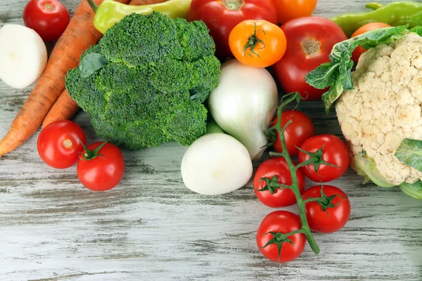 Fresh vegetables in basket on wooden table close-up — Stock Photo, Image