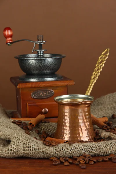 Turk i kawa na brązowym tle metali — Zdjęcie stockowe
