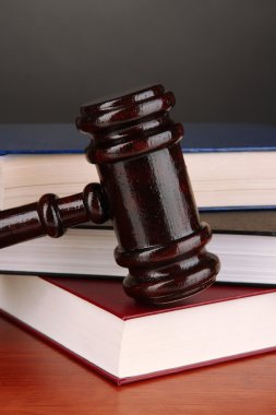 tahta tokmak ve gri arka plan üzerine kitaplar