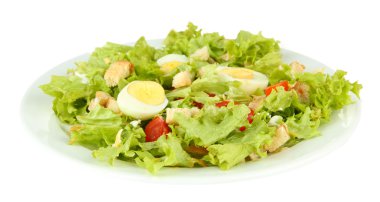 Sezar salatası beyaz tabakta üzerine beyaz izole