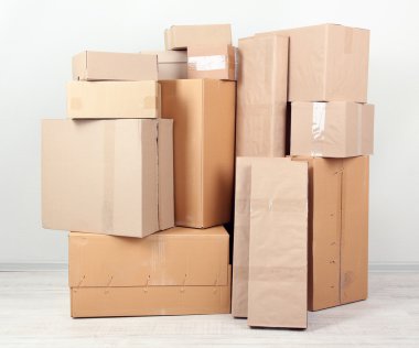 Odada farklı karton kutular