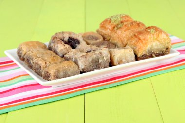 Tablo yakın çekim plaka üzerinde tatlı baklava