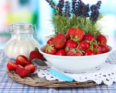 Tablo penceresinin arka plan üzerinde çilek plaka hasır üzerinde durmak