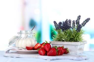 Oda arka masada kesme tahtası üzerinde çilek