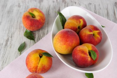 ahşap masa peçeteye tabağa şeftali