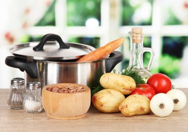 borsch mutfakta masada yemek pişirmek için malzemeler