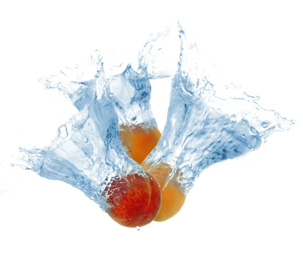 Tropische Früchte fallen ins Wasser mit Spritzer isoliert auf weiß — Stockfoto