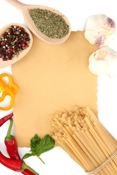Papper för recept, spaghetti med grönsaker och kryddor, isolerad på vit — Stockfoto