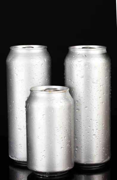 Latas de alumínio com gotas de água isoladas em preto — Fotografia de Stock