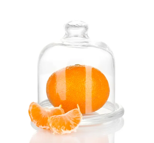 Mandarino su piattino sotto coperchio di vetro isolato su bianco — Foto Stock