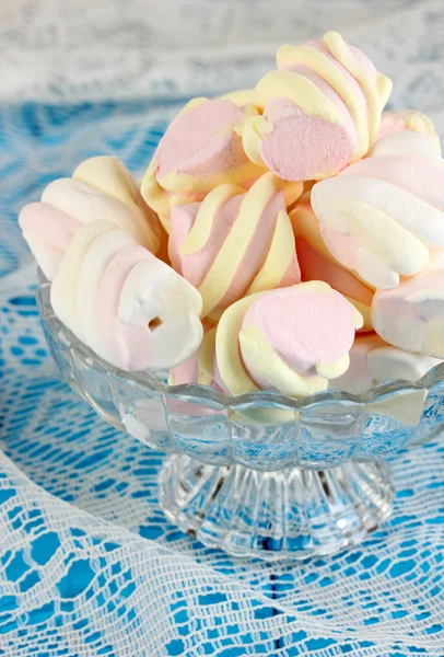 Gentle marshmallow in glass vase on wooden table close-up — Stock Photo, Image