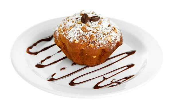 Gâteau au muffin savoureux avec sucre en poudre sur assiette, isolé sur blanc — Photo