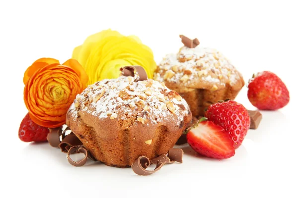 Torte di muffin saporite con fragole e cioccolato, isolate su bianco — Foto Stock