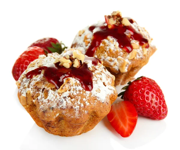 Leckere Muffin-Kuchen mit Erdbeeren, isoliert auf weiß — Stockfoto