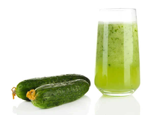 Glas komkommer sap, geïsoleerd op wit — Stockfoto