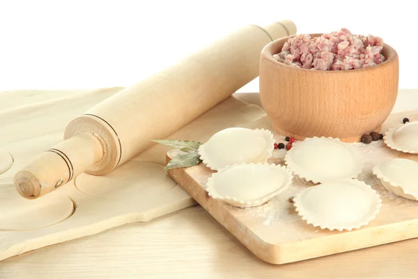 Syrové knedlíky a ingredience na dřevěný stůl, izolované na bílém — Stock fotografie