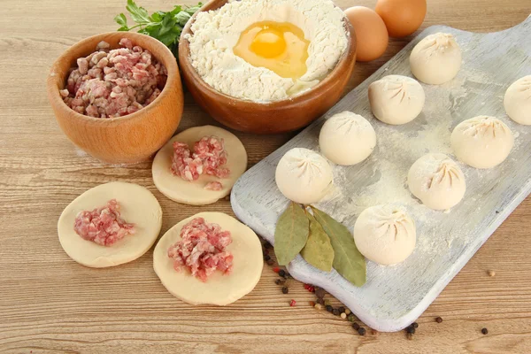 Albóndigas crudas, ingredientes y masa, sobre mesa de madera — Foto de Stock