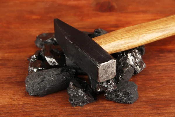 Ahşap zemin üzerine hummer ile kömür — Stok fotoğraf