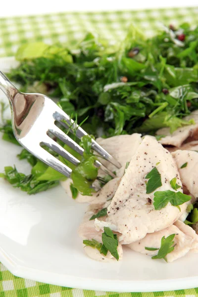 Gekochtes Fleisch auf Teller auf Serviette in Großaufnahme — Stockfoto